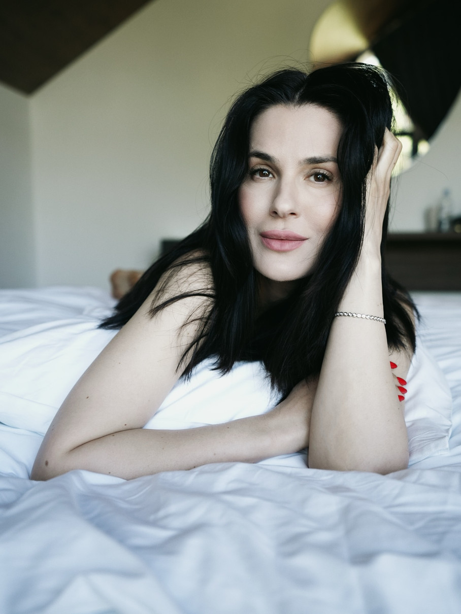 Маша Єфросиніна на ліжку