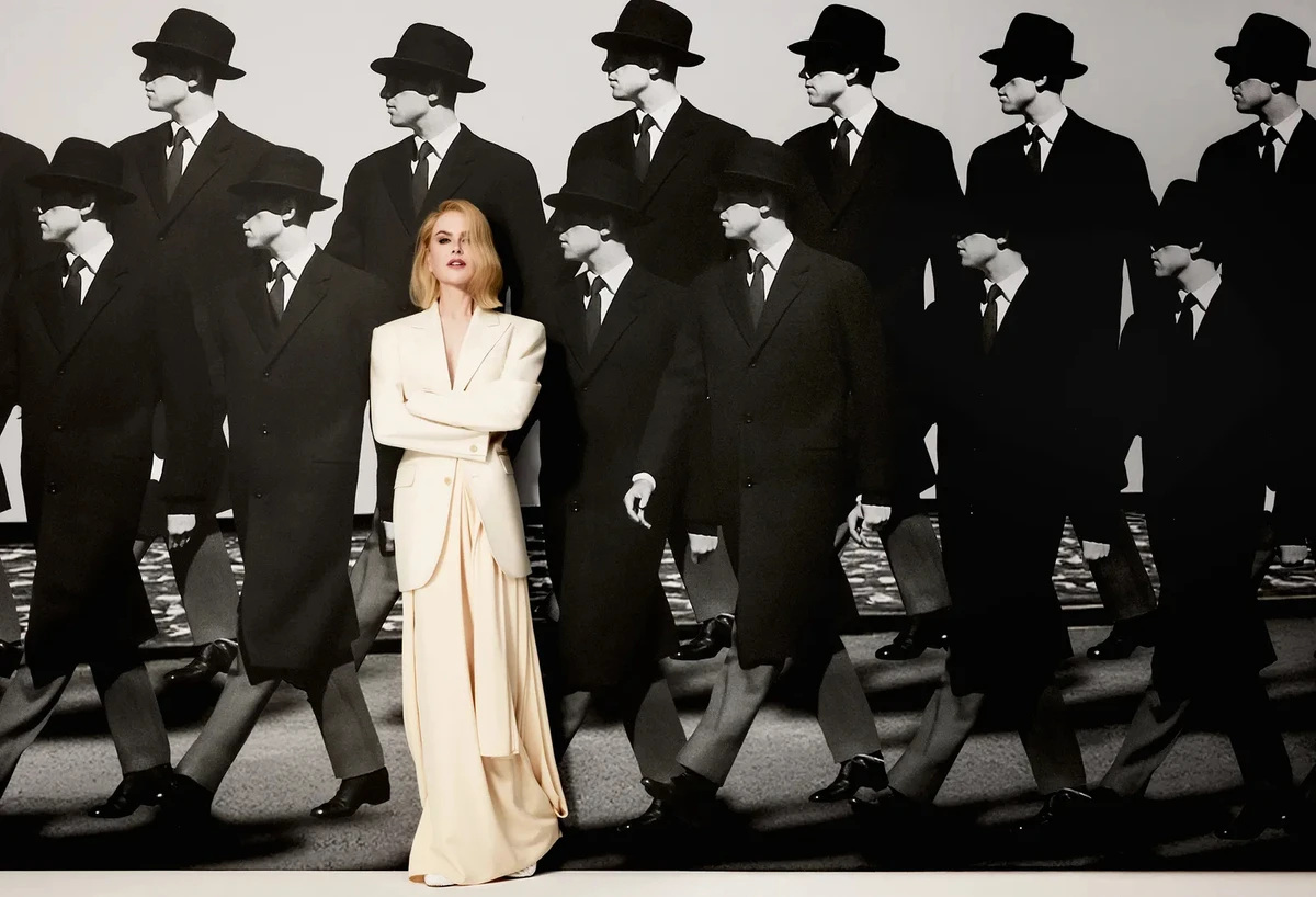 Ніколь Кідман у кремовому луці попозувала біля фото з чоловіками