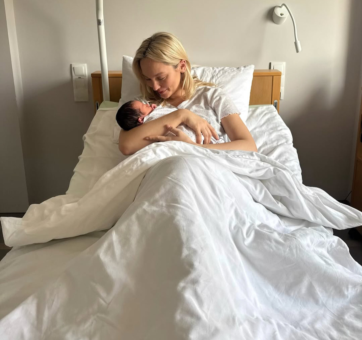 Roxolana (Роксолана Сирота) народила першу дитину і розсекретила ім'я