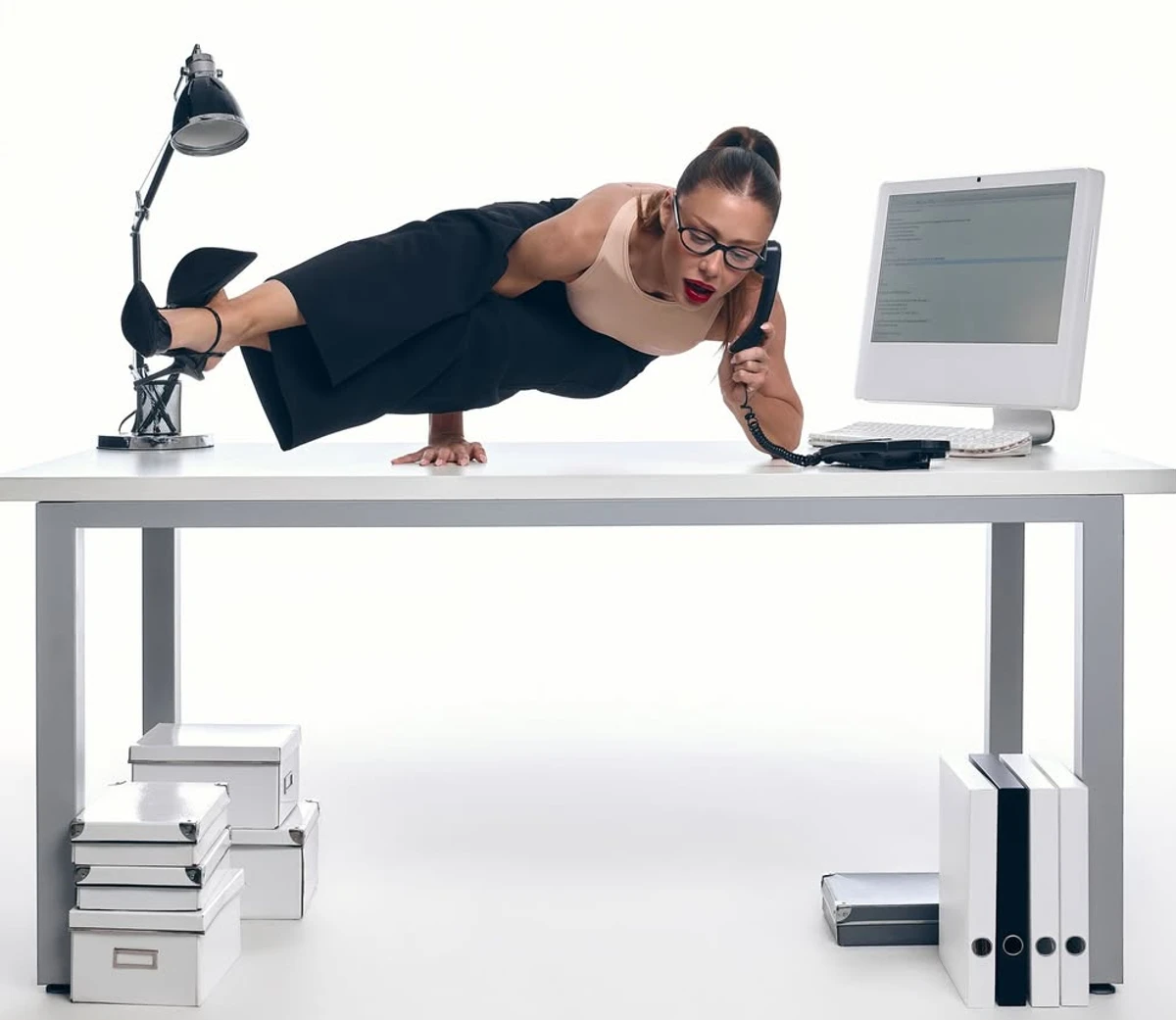 Тіна Кароль постояла у стійці  на столі в сексі луці