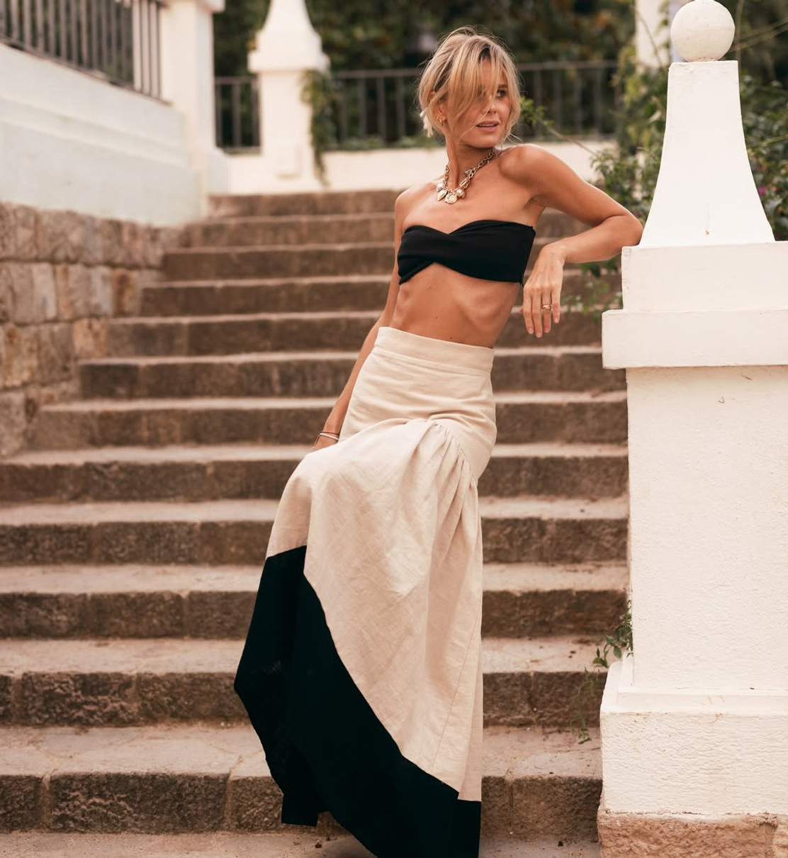 Катерина Кузнецова у топі зазнімкувала струнку талію на сходах