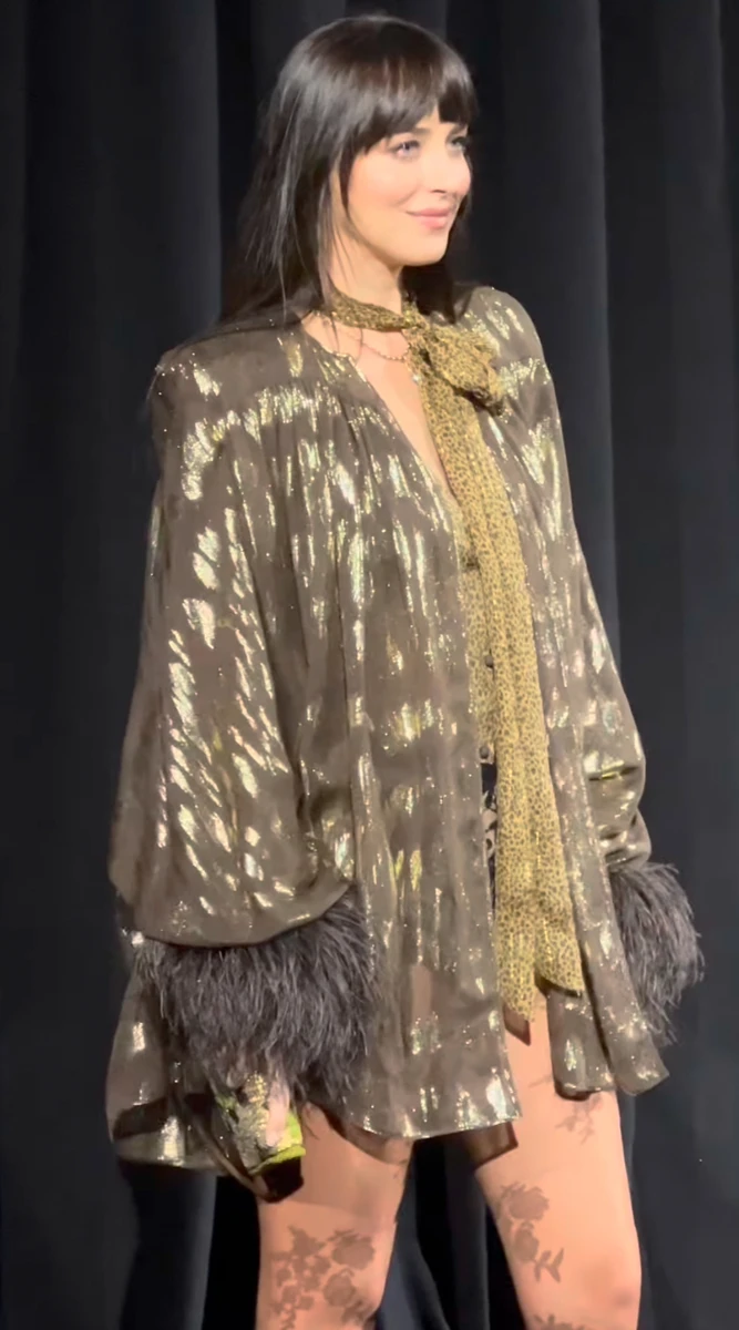 Дакота Джонсон у трусиках та блискучій накидці покрасувалася на хіднику