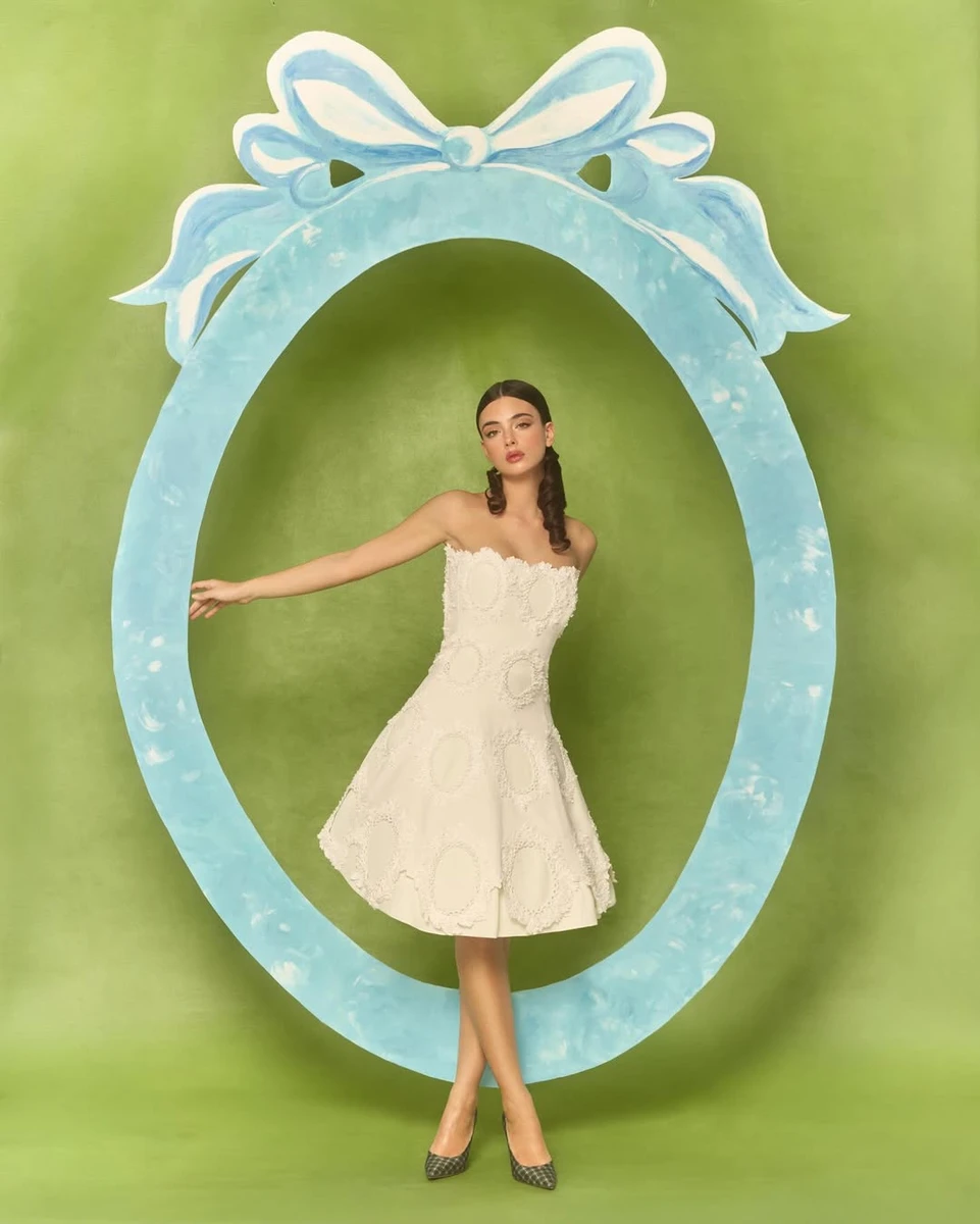 Дева Кассель у милій сукні наробила весняних фото для журналу