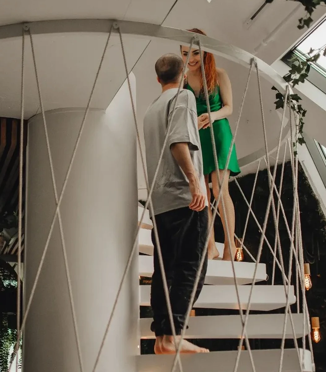 Вікторія Булітко у мінісукні попозувала з нареченим на сходах