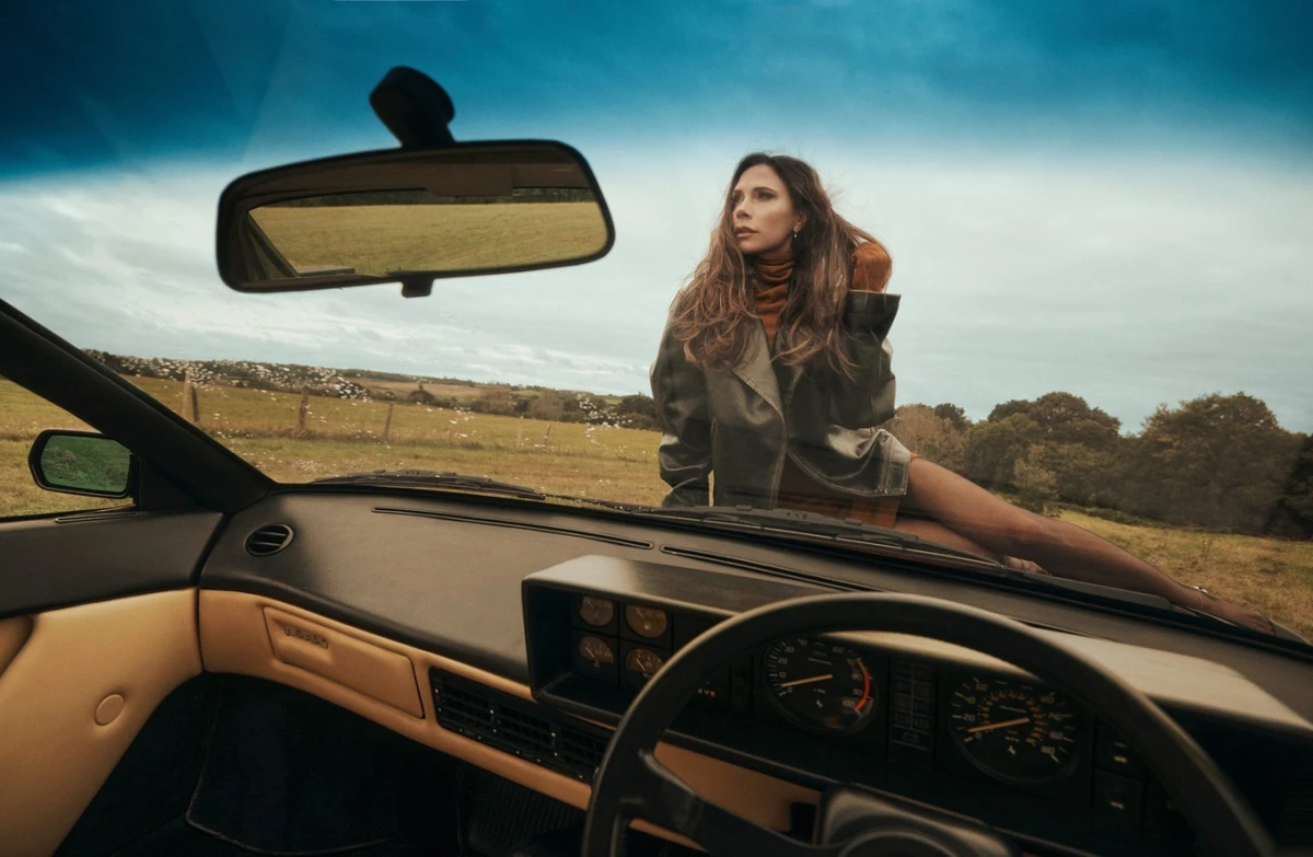 Для кадру дизайнерка навіть видерлася на капот автівки