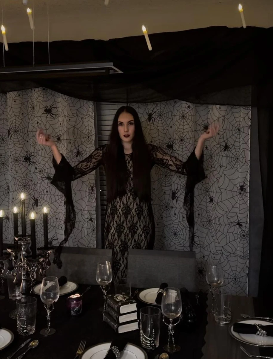 Я знаю, що ви чекали Чудо-жінку, але... Пані та панове, вітайте Мортисію Аддамс, - написала Юля