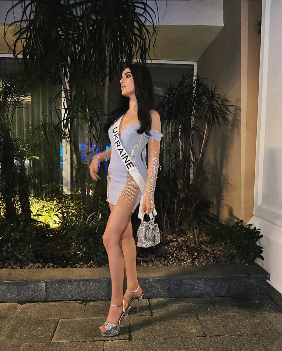 Усанова може похизуватися не лише пружним декольте, а й стрункими довгими ногами