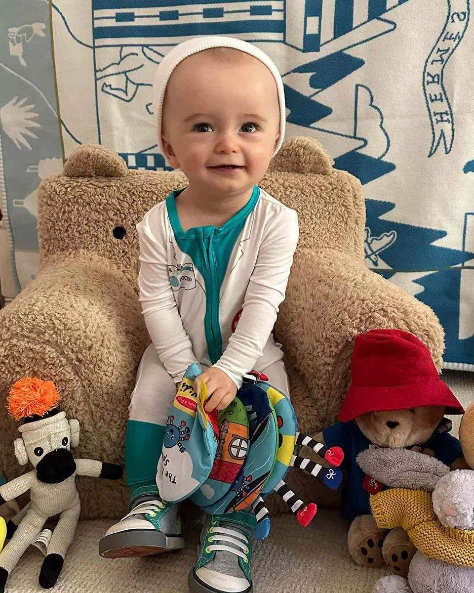 Щоби зайвий раз не засмучуватися через закиди доброзичливців щодо чималої голівки Фенікса, Періс часто фотографує хлопчика у шапочках та капелюхах