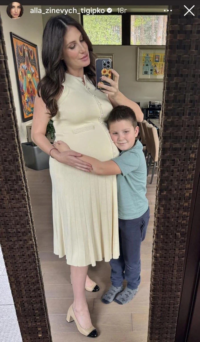 Один із синів ніжно проводжав (чи зустрічав) маму