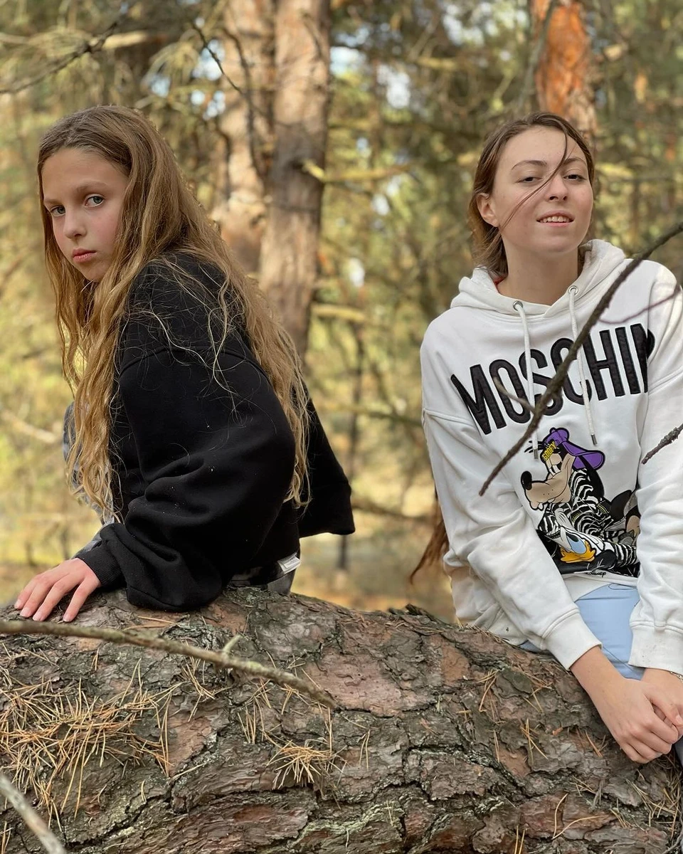 Аліса Полякова з сестрою Машою