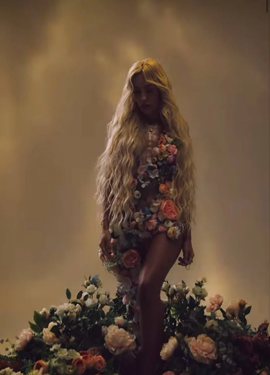 Оголена Квіткова посвітила стегнами