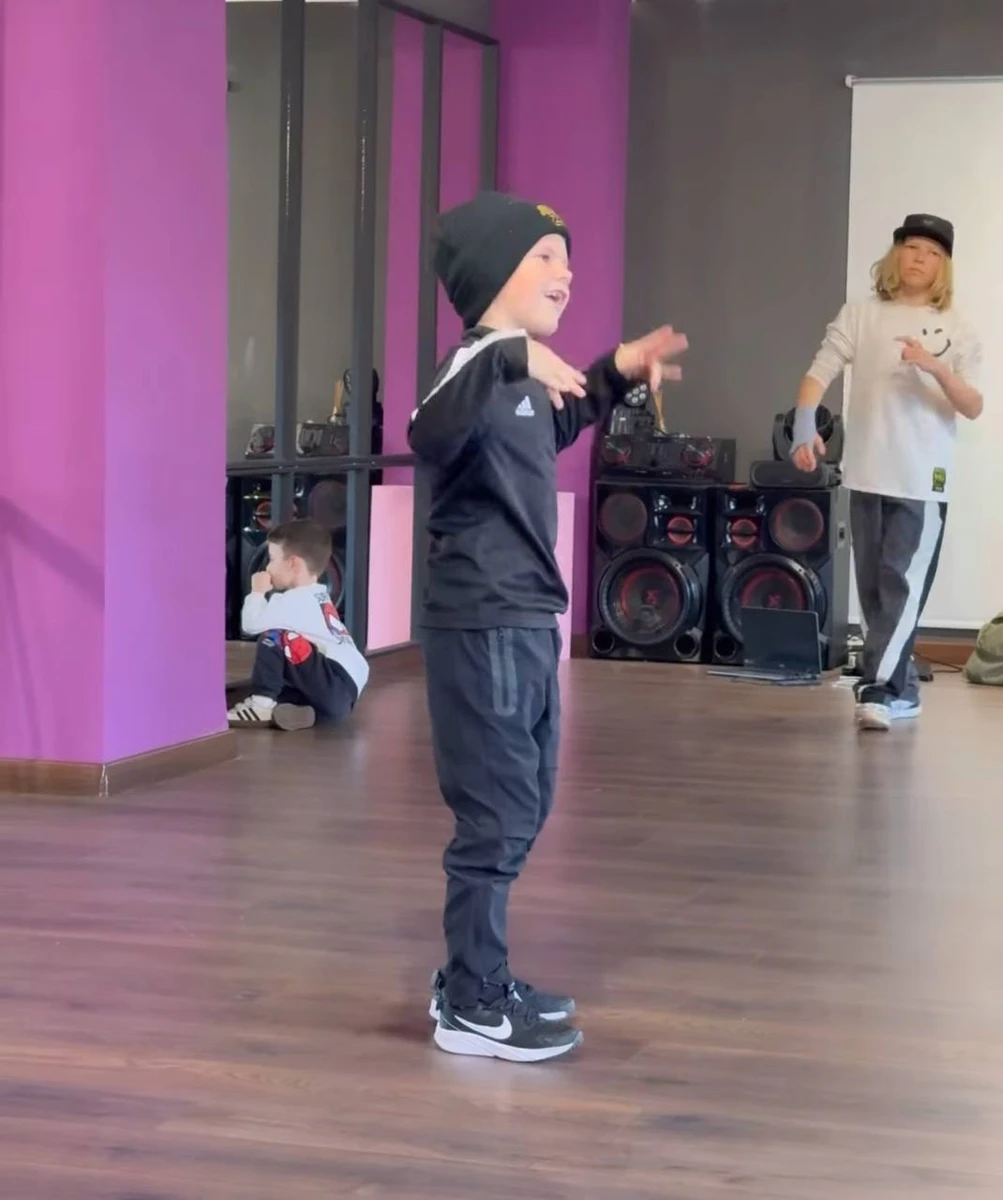 Син Реброва на брейкдансі