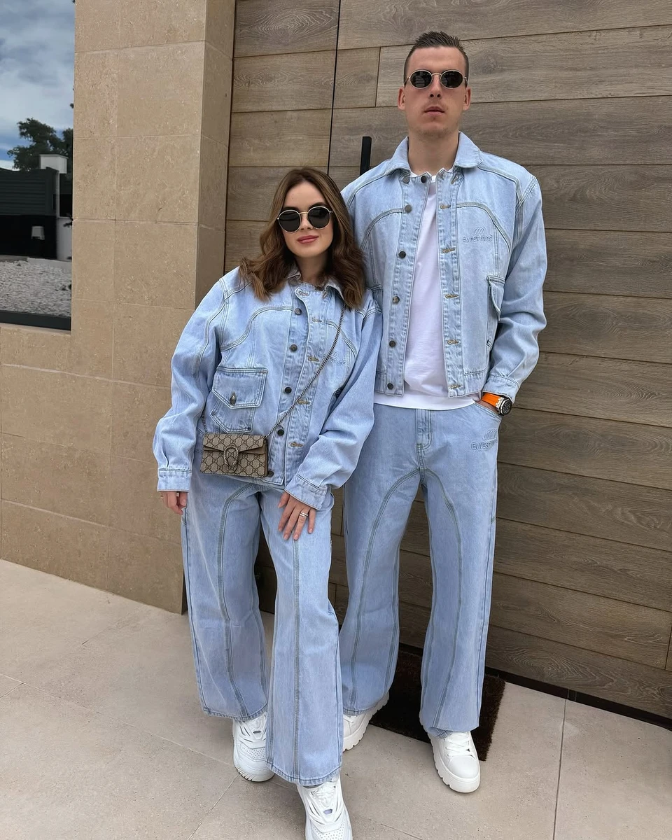 Футболіст Лунін попозував з дружиною