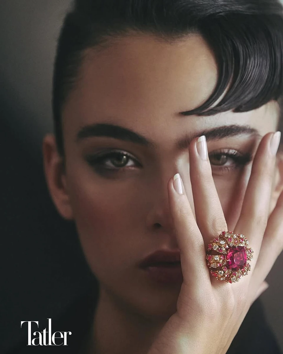 Дева Кассель прикрила обличчя рукою з дорогоцінною каблучкою