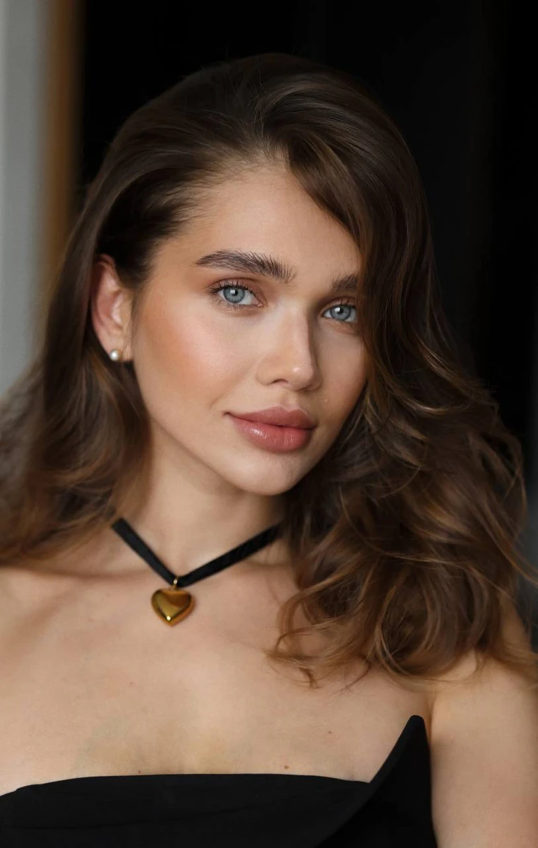 Блогерка Саша Бо з новою зачіскою