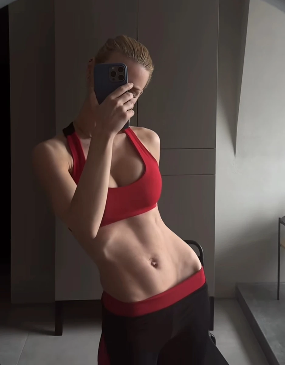 Модель Вікторія Апанасенко показала підтягнуте тіло