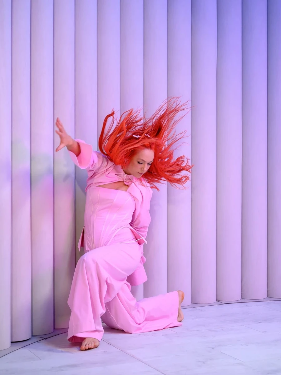 Світлана Тарабарова у рожевому образі продемонструвала запальні руки