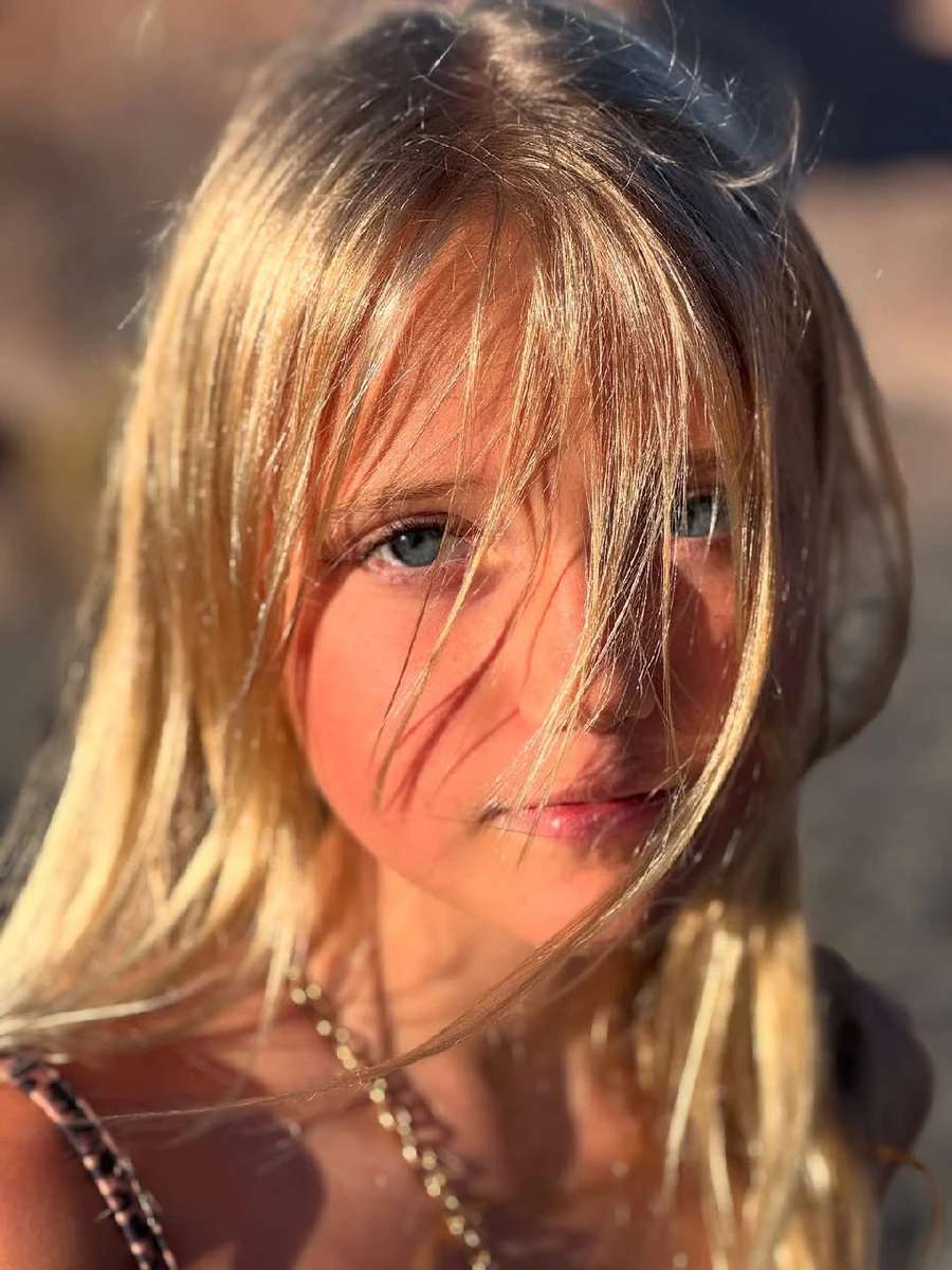 Цікаво, що коментатори так і не вирішили, на кого більше схожа дівчинка. А просто написали купу компліментів 