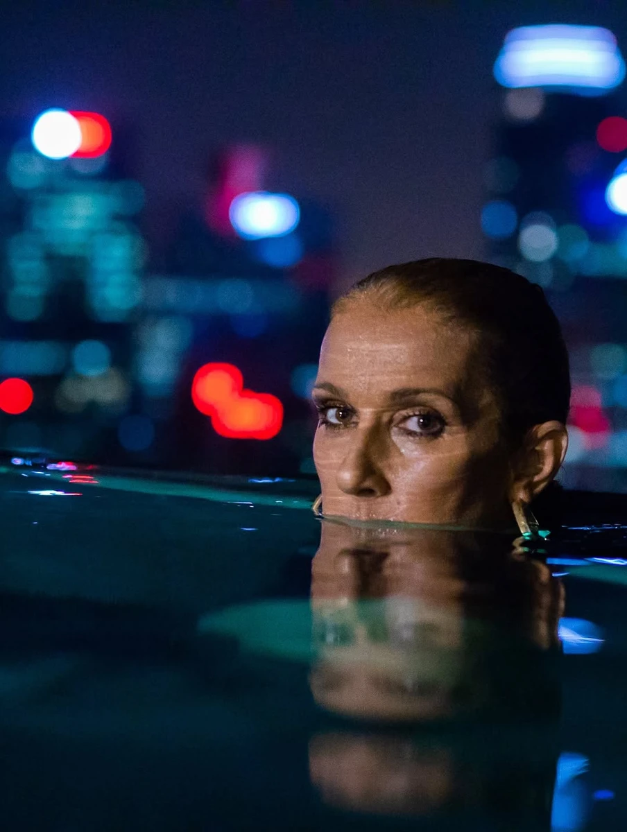 Селін Діон у бікіні ефектно попозувала у басейні на даху будівлі