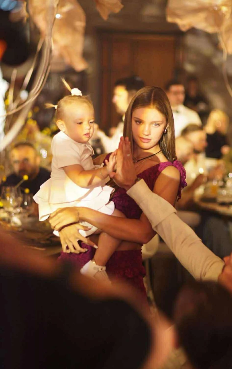 Старша дочка Олександра Усика зазнімкувалася з молодшою сестрою на заході батьків