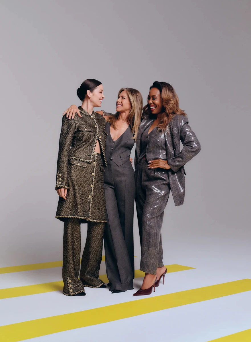 Дженніфер Еністон блиснула тілом у стильному костюмі у глянці