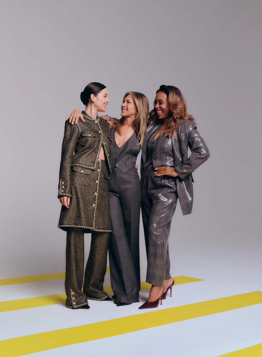 Дженніфер Еністон блиснула тілом у стильному костюмі у глянці