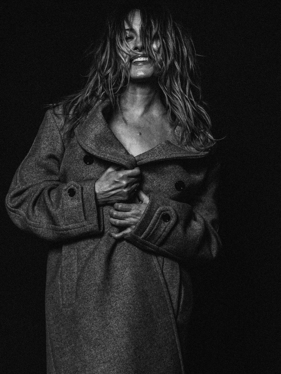 Довге волосся личить Олені 