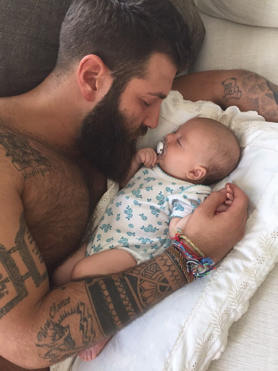 Даніель Салем замилував обіймами з маленькою дочкою