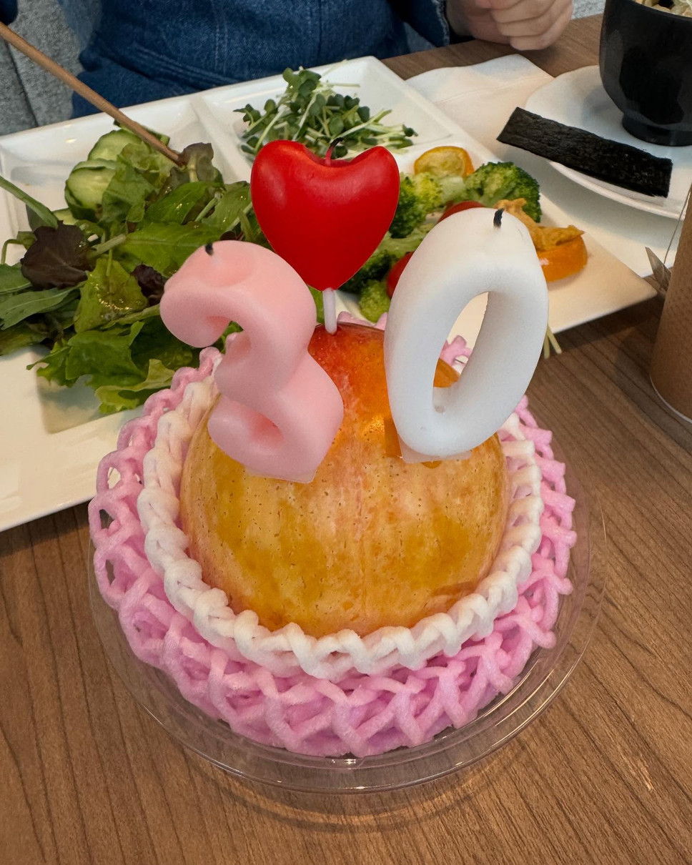 Таким оригінальним тортом Яну вітали в Японії