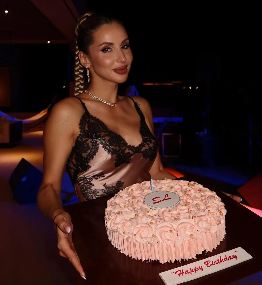 Світлана Лобода з декольте попозувала зі своїм тортом на 43-річчя