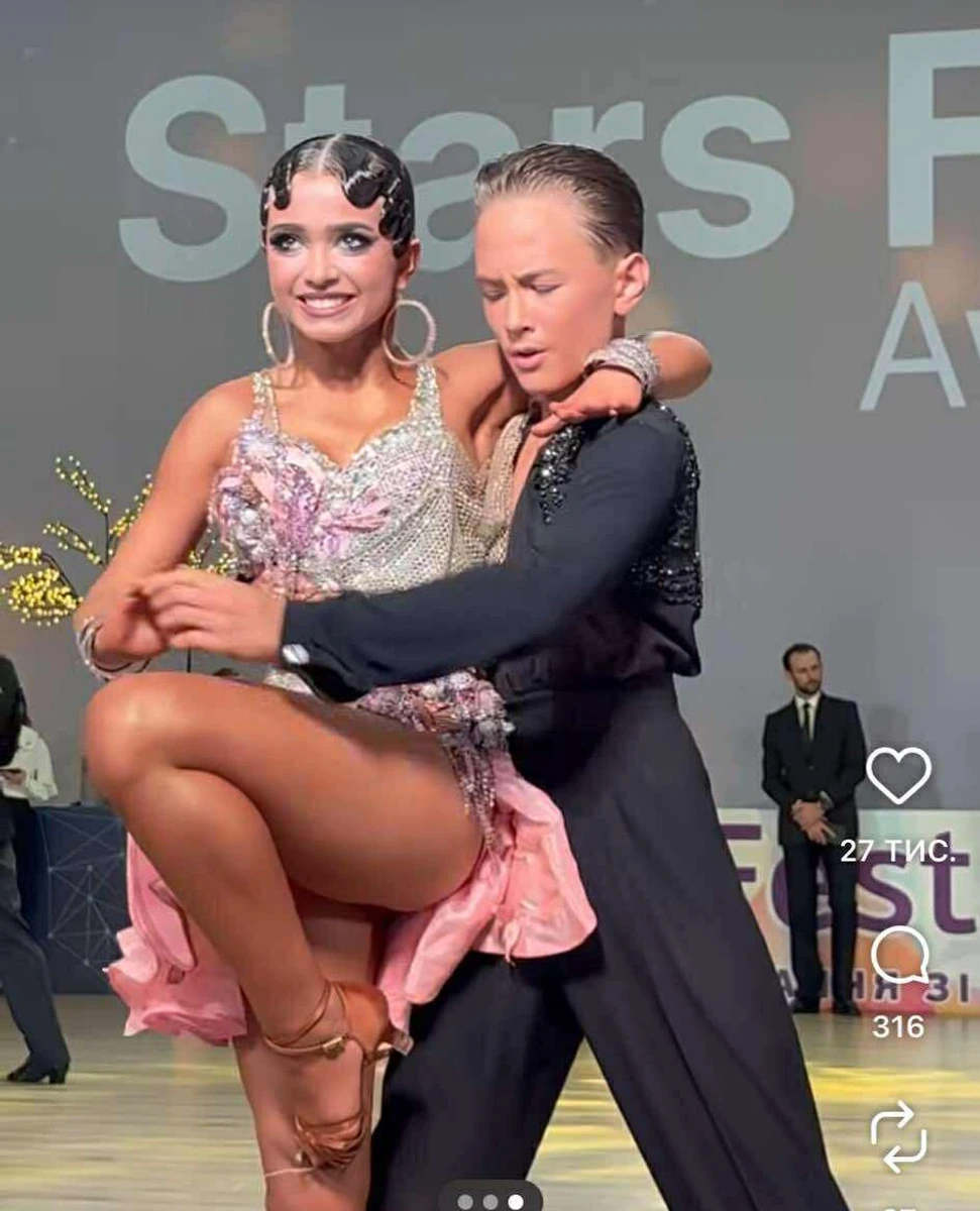 Діана Дика танцює