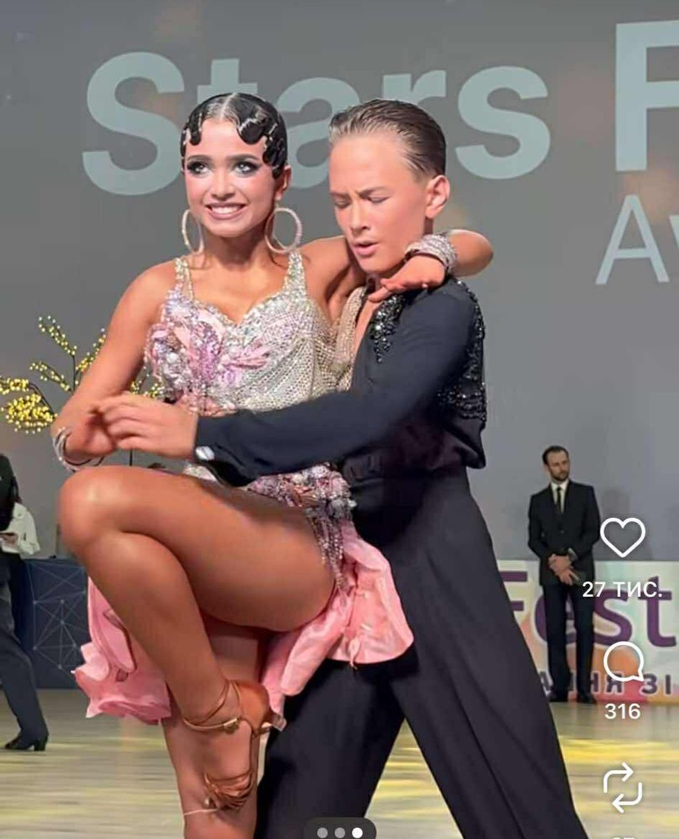 Діана Дика танцює