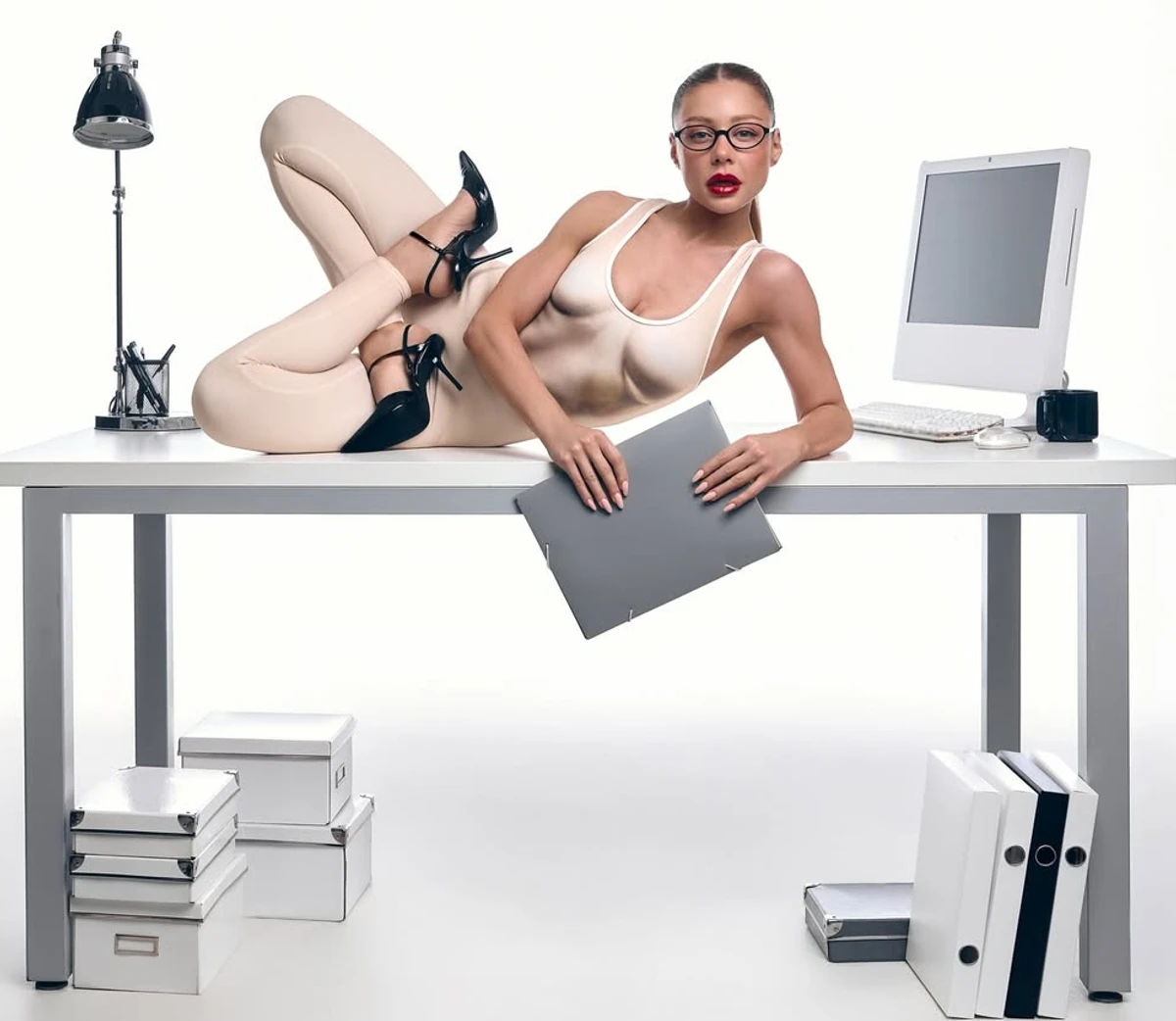 Тіна Кароль виконала складні асани на столі для реклами