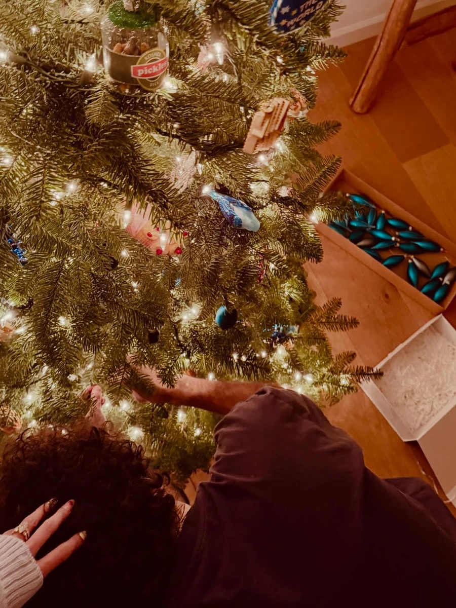 Селена Гомес показала милі новорічні фото з чоловіком