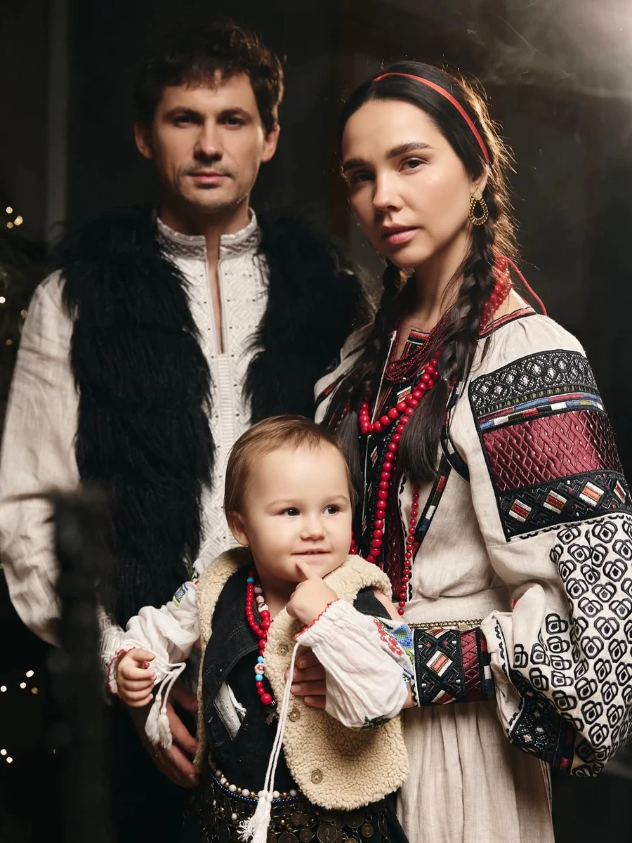 Наталія Татарінцева і Євген Кот попозували з дочкою в етнолуках