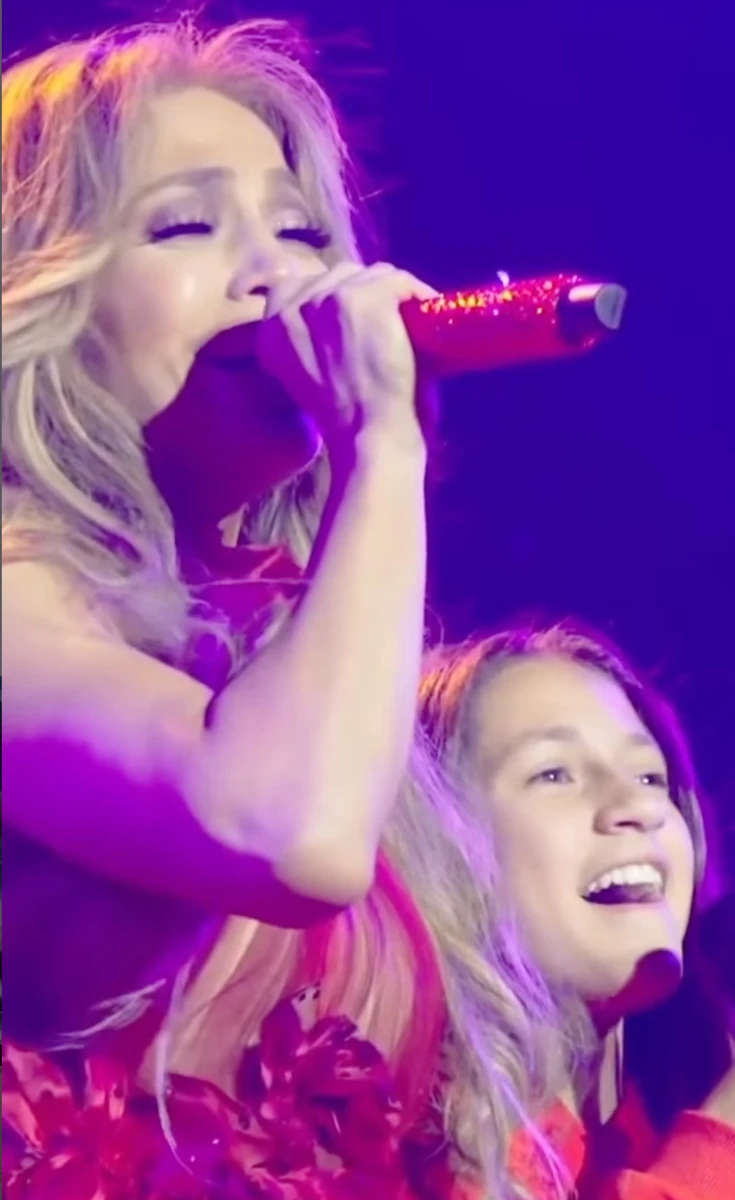 Дженніфер Лопес поспівала на сцені з дитиною