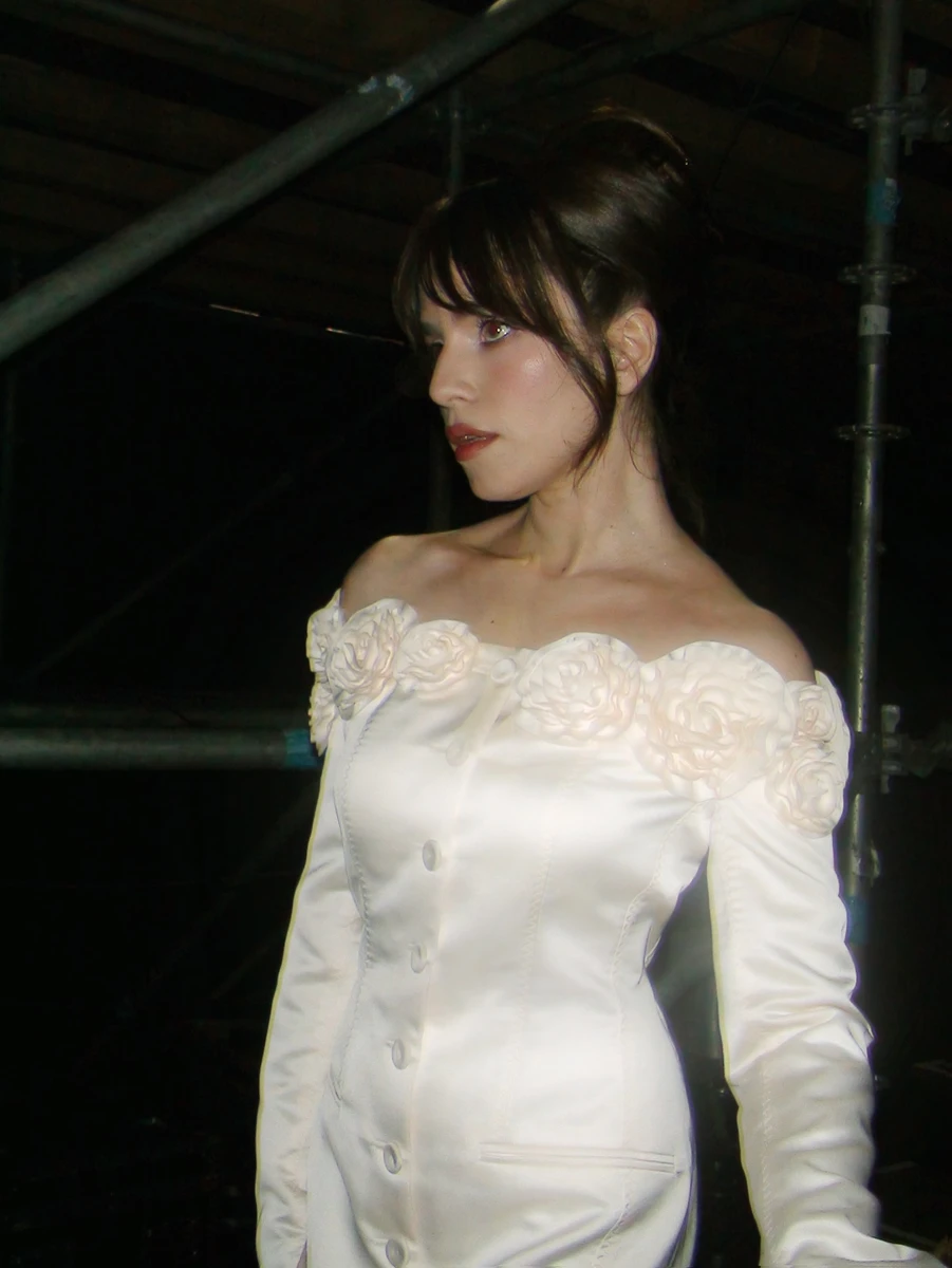 Христина поспокушала плечима і ногами у дизайнерській атласній сукні  