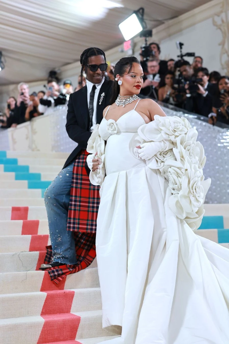 Весільні сукні зірок можуть бути не зовсім для весілля. До речі, у 2022 році подейкували, що Рі таки таємно побралася з репером, і що важливо - не уклала шлюбний контракт