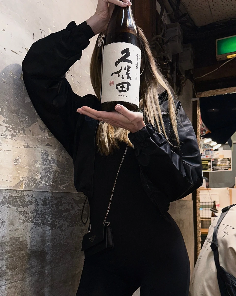 Дружина Тищенка з вином