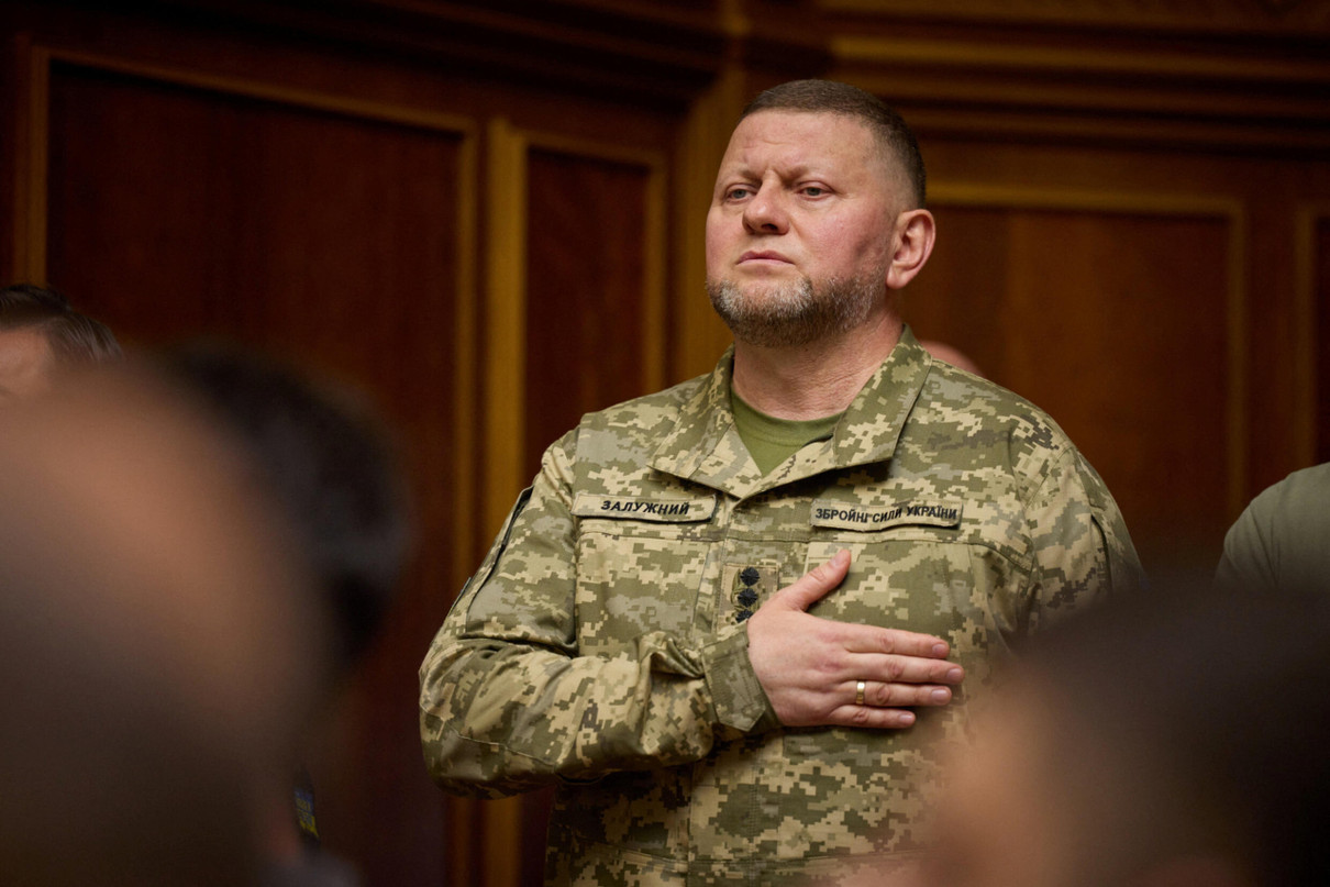 Ексголовнокомандувач ЗСУ Валерій Залужний під час виконання гімну України