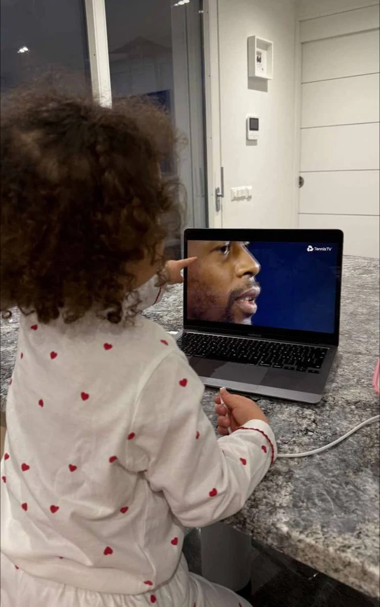 Скаї має можливість пишатися своїм батьком і бачити його на всіх відомих спортивних каналах