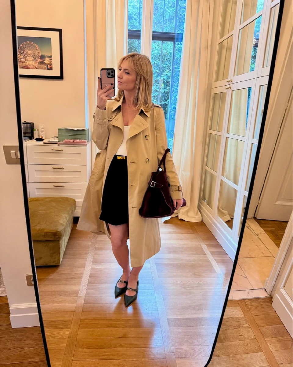 Єлизавета Юрушева у тренчі