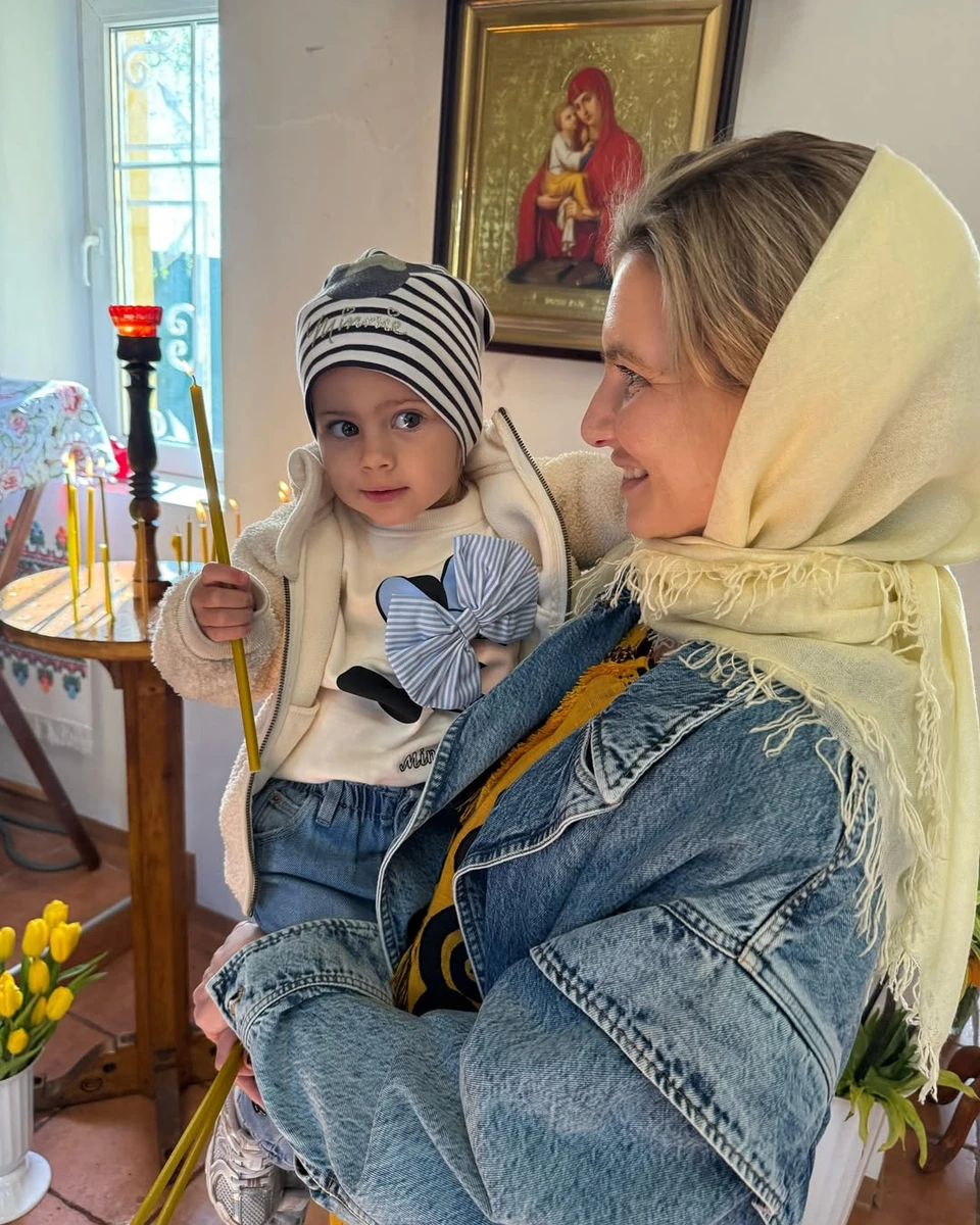 Юрушева з молодшою донькою у церкві