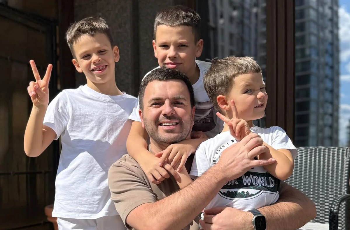 Григорій Решетнік попозував зі своїми синами