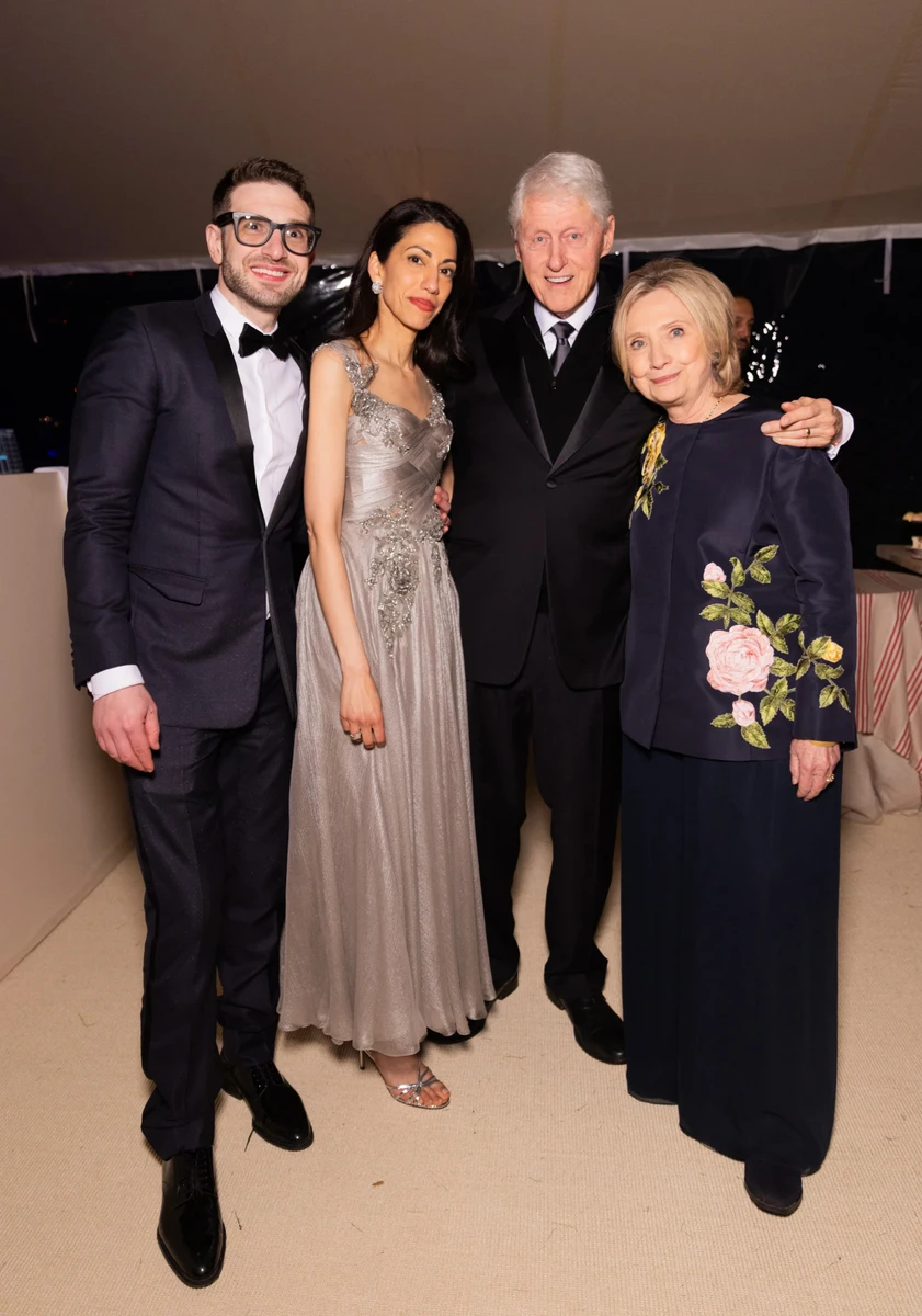 Клінтони привітали подружжя