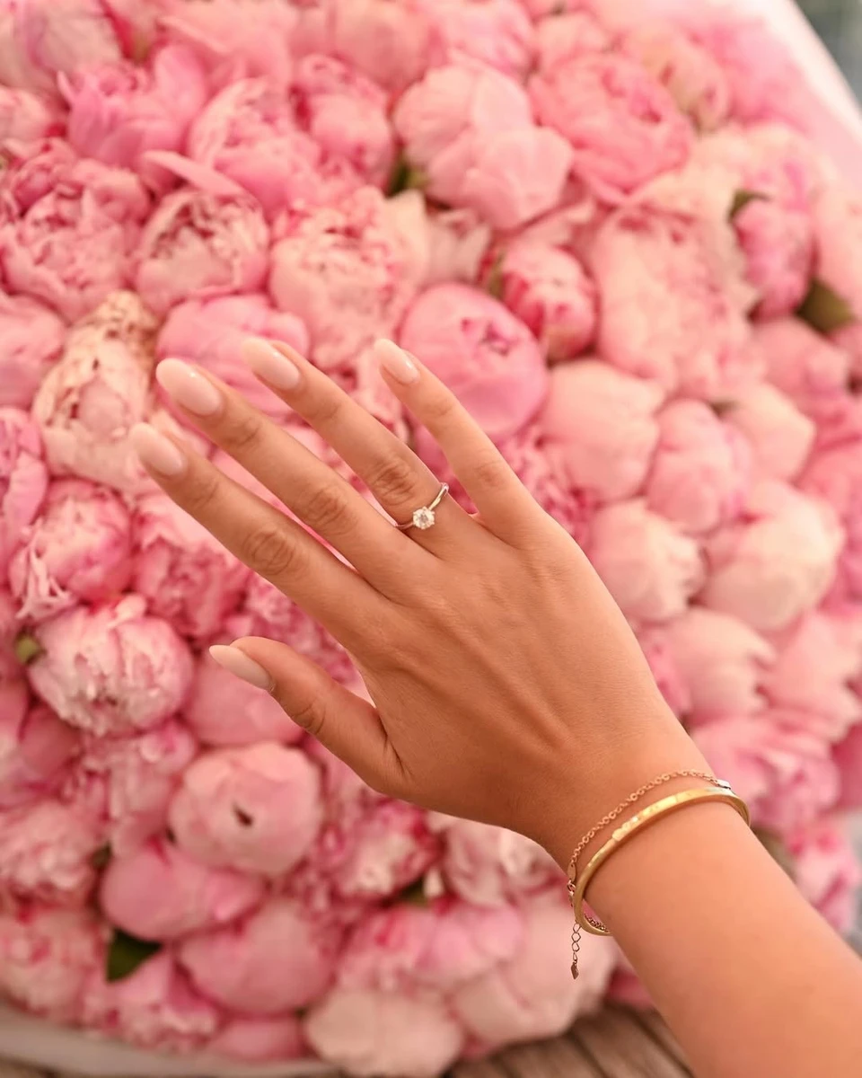 24-річна обраниця музиканта сказала йому мільйони мільярдів так