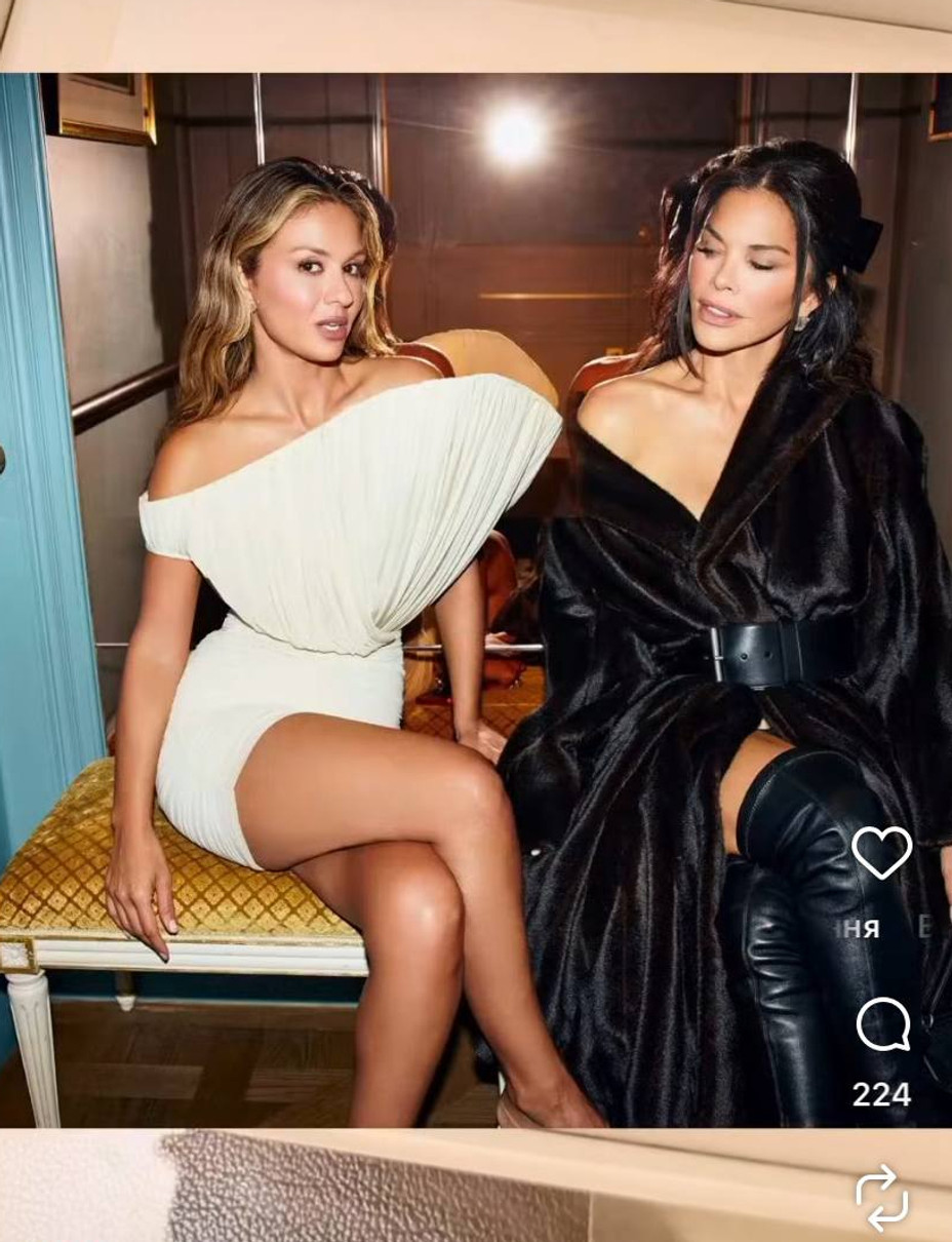 Лорен Санчес з подругою у Парижі