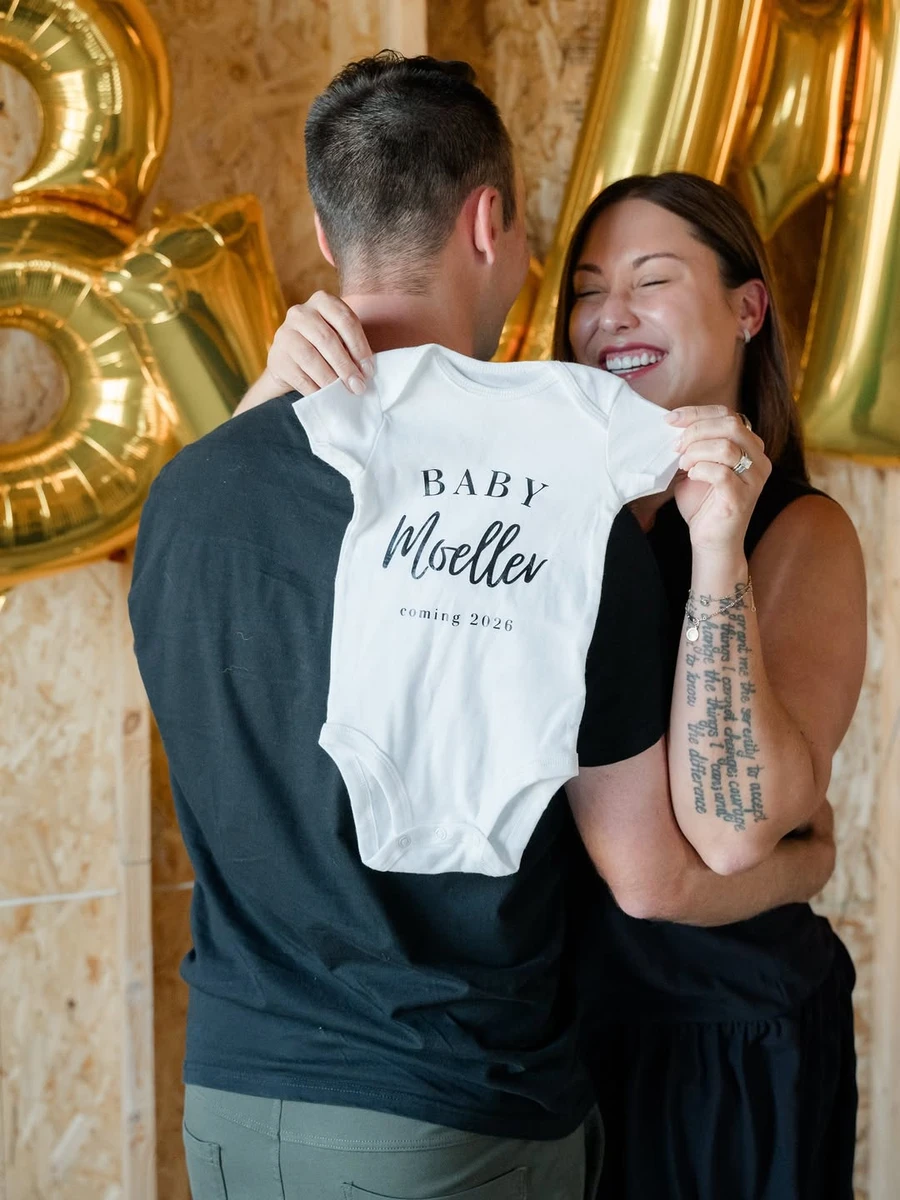 Прийомна дочка Емінема замилувала фото з оголошення своєї вагітності