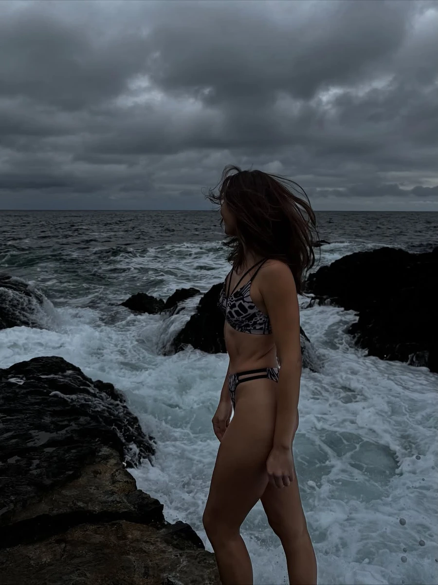 Антоніна Хижняк коло моря попозувала у купальнику