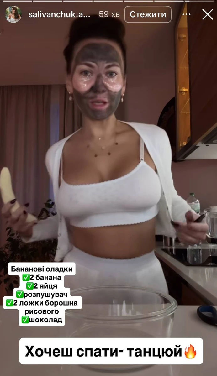 Анна Саліванчук готує бананові оладки